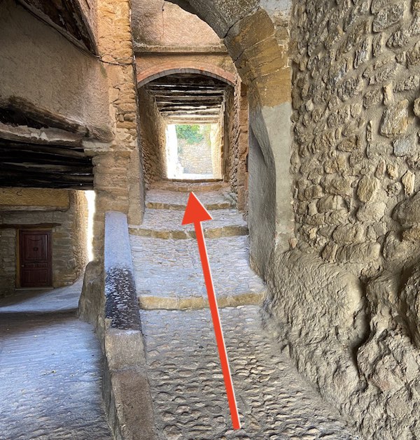 Pista per pujar cap al castell