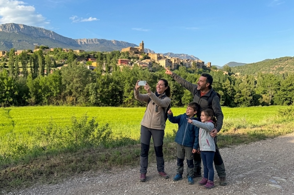 Família jugant al joc de pistes de natura a Àger